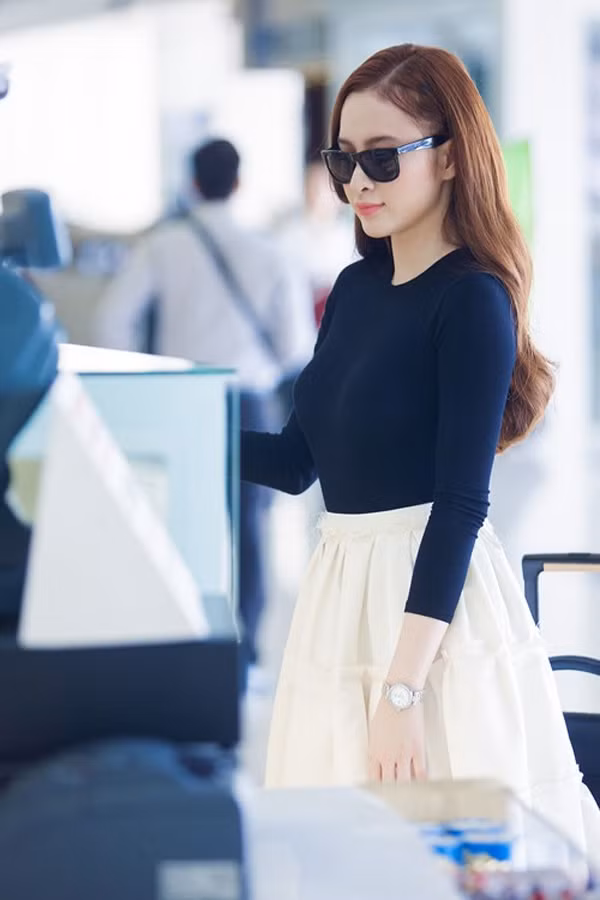 Ở tuổi 23, diễn viên Angela Phương Trinh ngày càng hoàn thiện về tài năng và đặc biệt là nhan sắc. Bất cứ lần nào cô xuất hiện, vẻ ngoài lộng lẫy, sắc sảo và cuốn hút của bà mẹ nhí cũng thu hút tối đa sự chú ý của mọi người xung quanh.