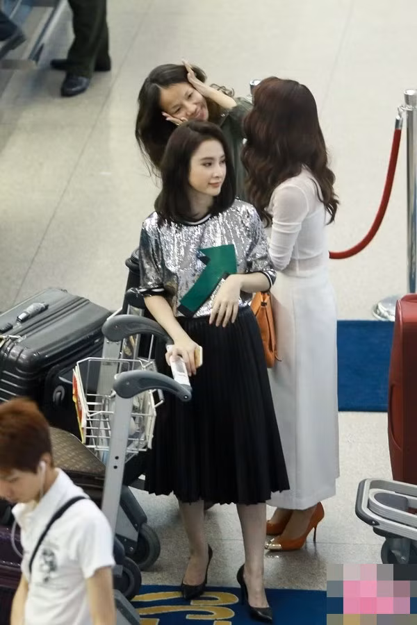 Là một trong những ngôi sao thời trang được ngưỡng mộ nhất hiện nay, mặc dù dính phải không ít lùm xùm không đáng có trong sự nghiệp, nhưng Angela Phương Trinh luôn biết cách tạo dựng cho mình một chỗ đứng rất riêng trong lòng khán giả.