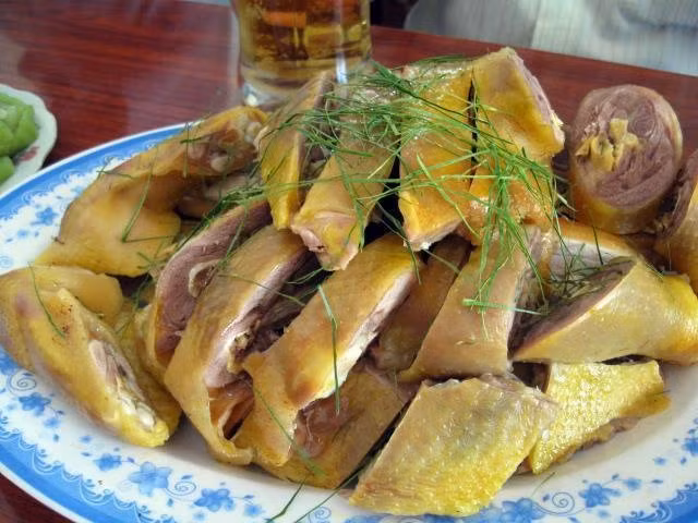 Ngoài ra, bạn có thể luộc gà Đông tảo để cảm nhận hương vị thơm ngon tự nhiên vốn có của con gà.