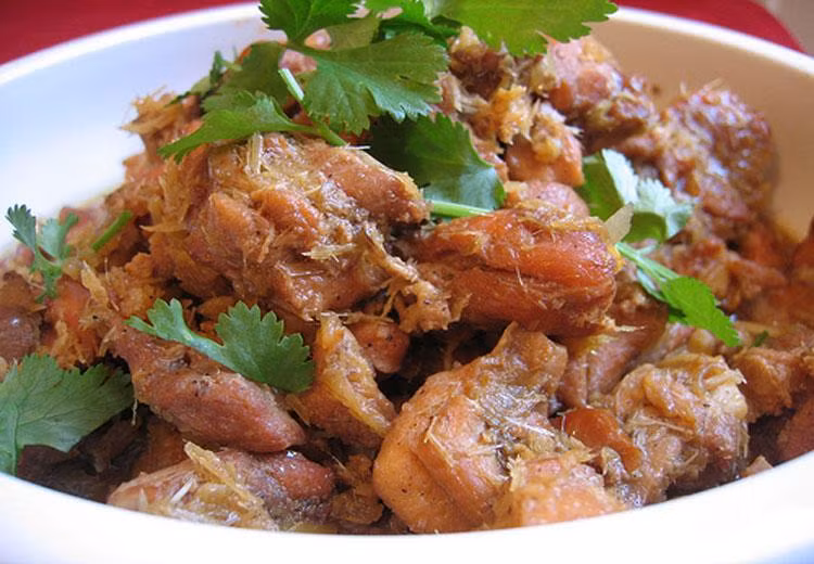 Người Việt thích mua thịt gà chọi về chế biến món nhậu ngày Tết. Món ăn ngon nhất từ thịt gà chọi bạn nên làm là gà chọi rang xả ớt, gà chọi nấu giả cầy. Ảnh: Món ngon mỗi ngày, đặc sản 3 miền.