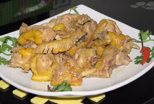 Thịt gà ri ngon nhất là luộc hoặc rang gừng làm thức ăn mặn cho bữa cơm Tết.