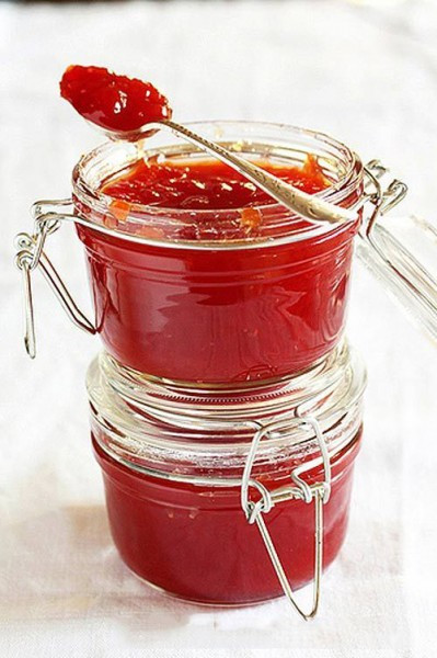 Cuối cùng để mứt gấc nguội dần rồi cho vào lọ thủy tinh ăn dần. Nguồn ảnh: Toinayangi, pasgo.