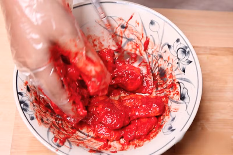  Bước 2: Vắt 1 thìa nước cốt chanh hòa tan trong bát nước lã rồi cho vào nồi thịt gấc sau đó đặt lên bếp đun khoảng 15 phút.