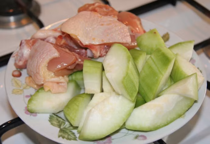 Canh gà bí đao, đẳng sâm dùng cho người bị béo phì, đái tháo đường và cao huyết áp rất tốt. Ảnh: Hôm nay ăn gì.