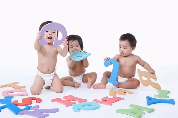 Nếu thấy trẻ tỏ ra không lắng nghe khi bạn hay ai đó nói chuyện với chúng thì có thể là một dấu hiệu cảnh báo con có vấn đề về ngôn ngữ.