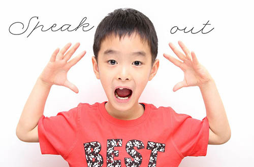 Bé 4 tuổi nhưng không biết cách hoàn thành một câu hoàn chỉnh gồm 3 từ trở lên, thường xuyên lẫn lộn khi sử dụng các đại từ nhân xưng cũng phải đi khám kiểm tra và chữa trị sớm. Nguồn ảnh: Pinterest, WebMD.