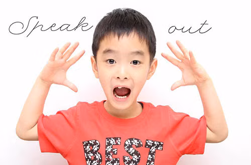 Bé 4 tuổi nhưng không biết cách hoàn thành một câu hoàn chỉnh gồm 3 từ trở lên, thường xuyên lẫn lộn khi sử dụng các đại từ nhân xưng cũng phải đi khám kiểm tra và chữa trị sớm. Nguồn ảnh: Pinterest, WebMD.