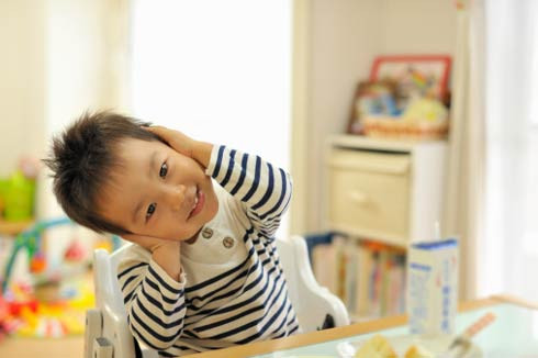 Bên cạnh những cách nhận biết trên, bạn có thể theo dõi tình trạng ngôn ngữ của con mình theo độ tuổi của bé để phát hiện ra những bất thường nếu có.