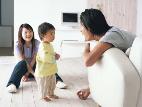 Nếu khả năng nghe và nói của trẻ đều kém so với các bạn cùng lứa tuổi bạn cũng nên theo dõi vì có thể đây cũng dấu hiệu cảnh báo bé rối loạn ngôn ngữ.