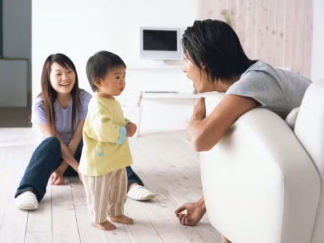 Nếu khả năng nghe và nói của trẻ đều kém so với các bạn cùng lứa tuổi bạn cũng nên theo dõi vì có thể đây cũng dấu hiệu cảnh báo bé rối loạn ngôn ngữ.