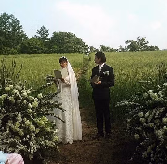 Theo KBS, tổng chi phí cho đám cưới Won Bin và Na Young bao gồm cả đồ ăn và chi phí tổ chức chỉ khoảng 1,1 triệu won (tương đương 1.000 USD). Một con số vô cùng khiêm tốn so với các nghệ sĩ nổi tiếng. Một người dân địa phương cho thuê nhà chuẩn bị hôn lễ tiết lộ: “Có một chàng trai gọi điện đến hỏi thuê nhà. Cậu ấy nói về việc có đoàn sinh viên sẽ đến vùng này, chúng tôi không hề nghĩ đó là phục vụ đám cưới của ngôi sao”.