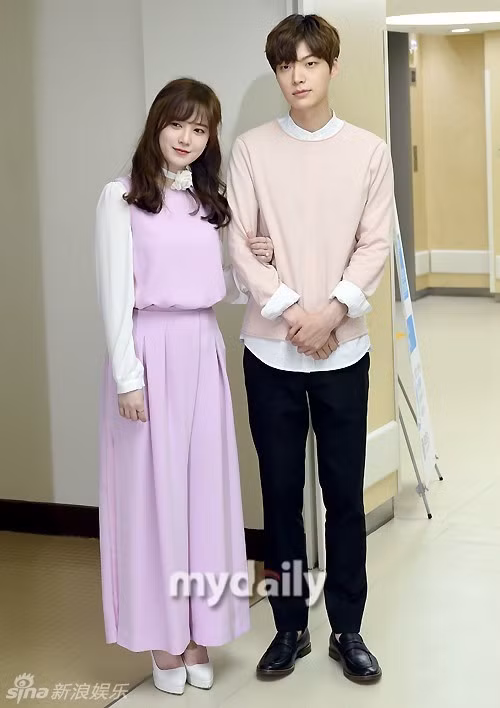 Đám cưới ý nghĩa nhất: Goo Hye Sun cùng Ahn Jae Hyun xứng đáng là cặp đôi mang đến hôn lễ ấm áp nhất cho những người xung quanh. Tháng 5/2016, họ tuyên bố về một đám cưới không váy cưới, không đãi tiệc và mời khách. Thay vào đó, toàn bộ số tiền dự định tổ chức được dùng vào mục đích từ thiện, gửi tặng bệnh viện. Ngày tổ chức hôn lễ, Goo Hye Sun mặc trang phục giản dị xuất hiện bên chồng ở viện nhi Severance.