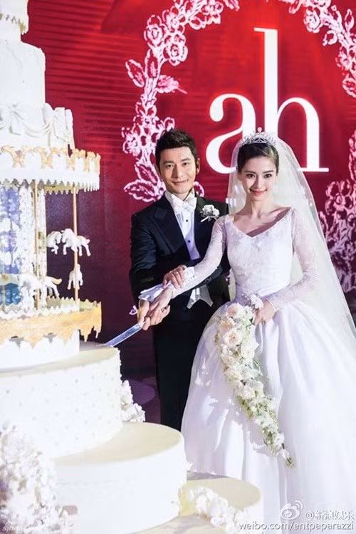 Đám cưới gây ảnh hưởng truyền thông nhất thuộc về cặp đôi Angelababy và Huỳnh Hiểu Minh. Thống kê từ Sina cho hay khi đám cưới kết thúc, trên các trang mạng và báo chí đã có gần 5,92 tỷ lượt người theo dõi. Trong số đó, 86,81% là nữ giới, và số lượng khán giả dưới 25 tuổi chiếm 85%. Trên các trang Weibo, Facebook, Instagram, người người, nhà nhà bình luận về đám cưới ngôn tình có thật của showbiz Hoa ngữ.