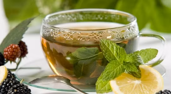Trà bạc hà lại là lựa chọn tuyệt vời vào những ngày bạn ăn uống quá nhiều chất béo, nhiều đạm, nhiều dầu mỡ...
