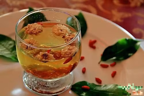 Ngoài ra, với đặc tính có thể chống viêm nên trà hoa cúc còn giúp cơ thể đối phó với những loại bệnh truyền nhiễm cho gan rất tốt.