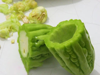 Nguyên liệu bài thuốc cần chuẩn bị: Mướp đắng 250g – 500g, thịt lợn nạc 125g – 250g, củ cải 100g – 200g.