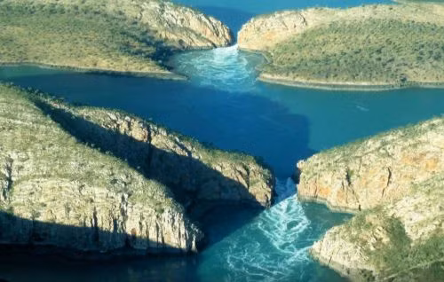 Thác nước nằm ngang: Thác nước ngang thực chất là hai khe núi nằm gần nhau tại khu vực McLarty Range, Kimberley. Khi thủy triều lên nhanh, nước biển sẽ dâng cao ở đầu vào và thấp hơn khoảng 5m ở đầu ra khiến nhìn từ trên cao, khe núi trông như một ngọn thác vậy.