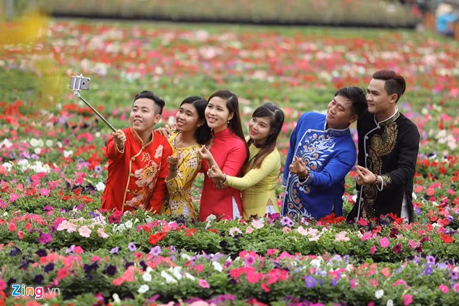 Nhiều năm nay, làng hoa Tân Quy Đông còn là điểm du lịch, thu hút nhiều nam thanh nữ tú tới vui chơi, chụp ảnh, đặc biệt là dịp cận Tết.