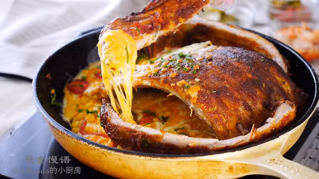 Bạn ăn sườn non nướng phô mai kèm cơm nóng thì đậm đà ngon hết chỗ chê.