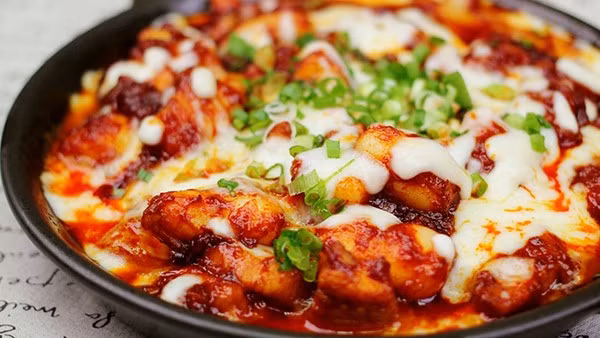 Gà nướng phô mai nóng hổi béo ngậy, rất thích hợp làm món ăn quây quần bạn bè trong ngày chuyển lạnh.