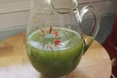 Sau đó, để nồi nước diếp cá nguội và chắt nước ra để uống. Mỗi ngày bạn cho bé uống nước gạo nấu rau diếp cá 2-3 lần sau bữa ăn khoảng 1h.