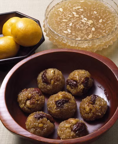 Với người Triều Tiên thì ngày Tết không bao giờ thiếu món cơm thuốc. Để chế biến món này, người ta đem gạo nếp hấp qua, rồi trộn với mật ong, hạt dẻ, táo, nhân hạt tùng, mỡ, tương... rồi hấp chín.