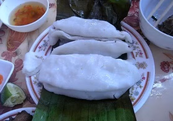 Bánh tai Phú Thọ, sở dĩ loại bánh này có tên đó vì hình dạng của chiếc bánh giống như chiếc tai.