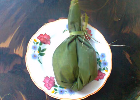 Bánh uôi: Món bánh có tên kỳ lạ này là một loại bánh đặc sản của người dân tộc Mường Hòa Bình . Cái tên của loại bánh này còn có nghĩa là bánh tình yêu, bánh cặp, bánh vợ chồng hay bánh đoàn kết....