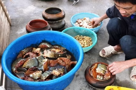 Cá kho làng Vũ Đại được chế biến rất kì công: Người ta thường chuẩn bị đủ các nguyên liệu, làm sạch cá sau đó xếp các loại gia vị kho xuống đắy niêu và cho cá vào nồi kho liên tục trong nhiều giờ để cả nhờ ngấm gia vị.