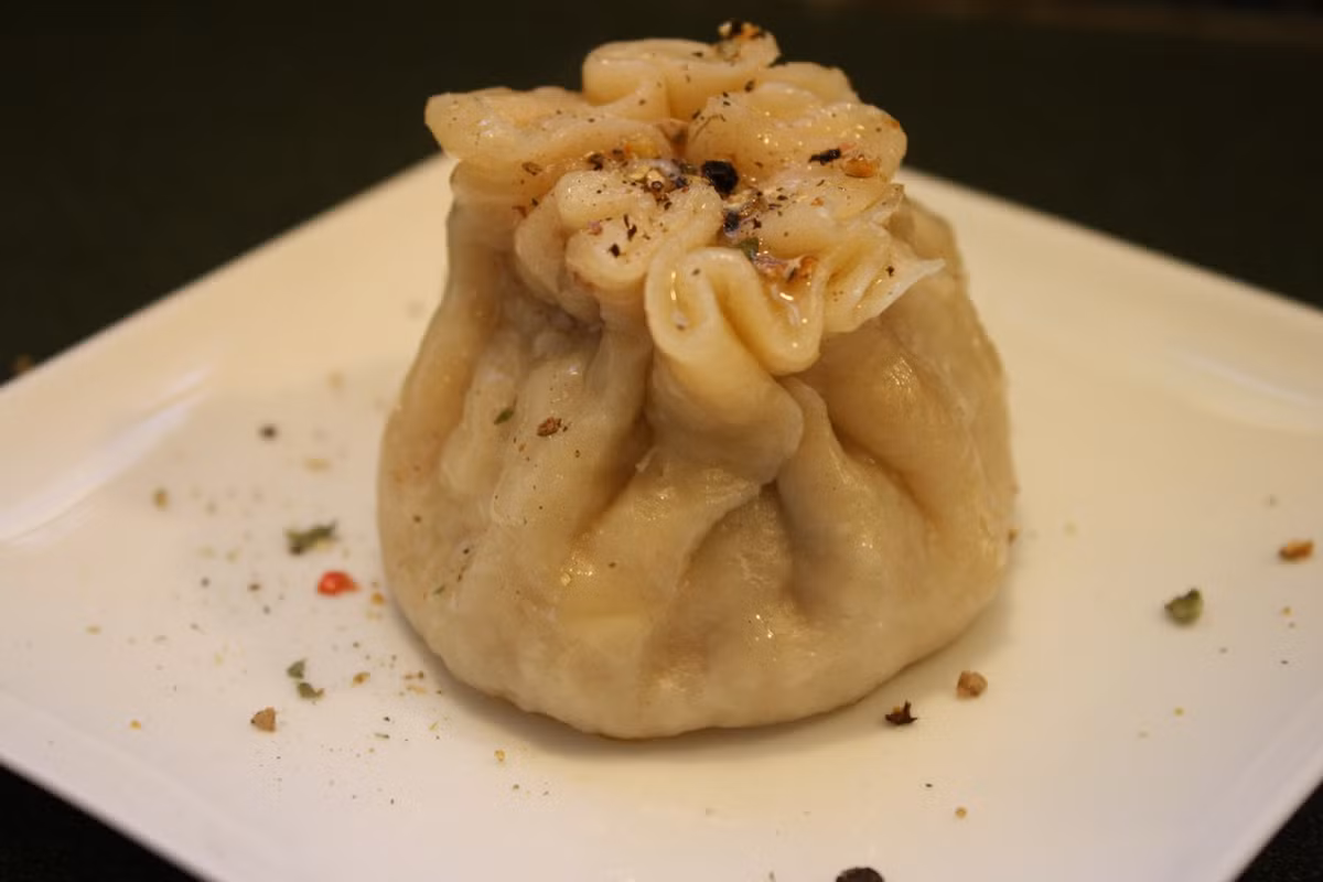 Món bánh buuz chính là bánh Tết cổ truyền ở Mông Cổ. Loại bánh này có hình dáng bên ngoài bánh khá giống bánh bao, nhưng có vỏ làm bằng bột mì và nhân thịt cừu băm nhuyễn trộn hành tây.