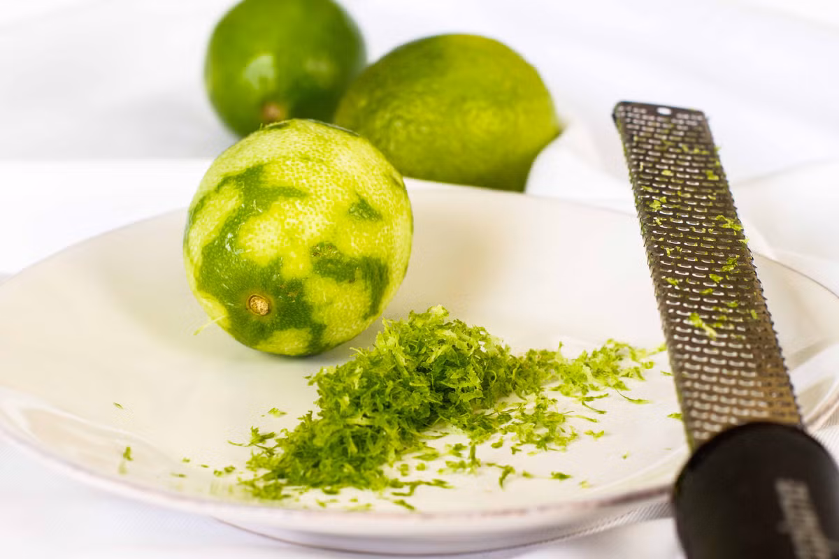 Vỏ chanh bất ngờ được biết đến là loại vỏ trái cây có khả năng sát trùng rất tốt.