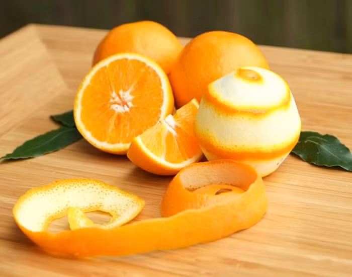 Vỏ cam rất giàu vitamin C và các chất chống oxi hoá, đây là loại vỏ trái cây có tác dụng đốt cháy chất béo hỗ trợ giảm cân cực kỳ tốt.