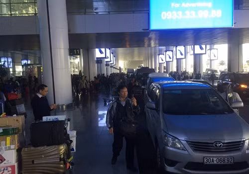 Hàng loạt ô tô xếp hàng chật kín lối đón hành khách tại nhà ga T2 Nội Bài.