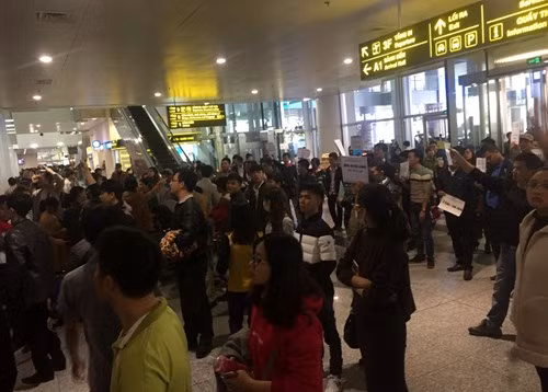 Còn tại sảnh A1 nhà ga quốc tế Nội Bài, người dân xếp hàng kín từ vị trí cửa đón người thân ra vị trí đón xe khách.