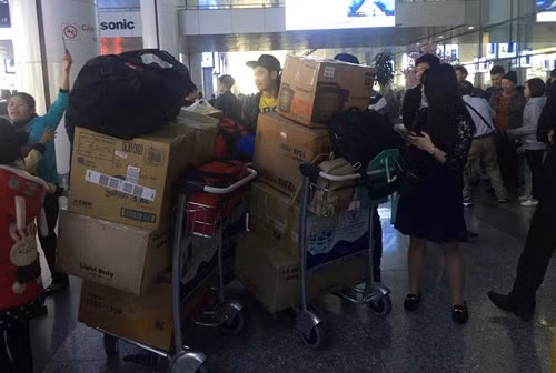 Còn nữ du học sinh Hoài Thu (SN 1995, quê tỉnh Phú Thọ) cho biết, đoàn gần 20 người đồng hương về cùng chuyến do đó phải đợi từ trưa tới chiều mới lấy đủ hành lý.