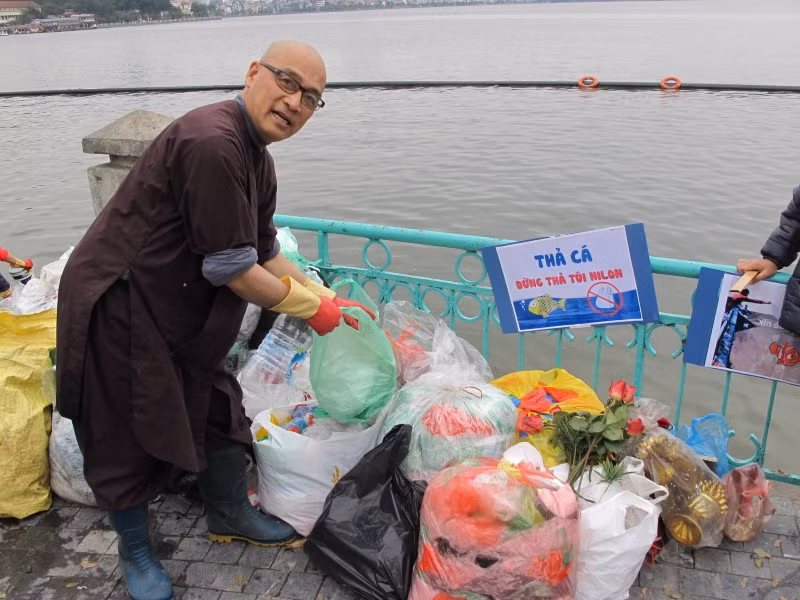 Chuyen cua nhom Ca chep va nha tu hanh trong ngay ong Tao-Hinh-2