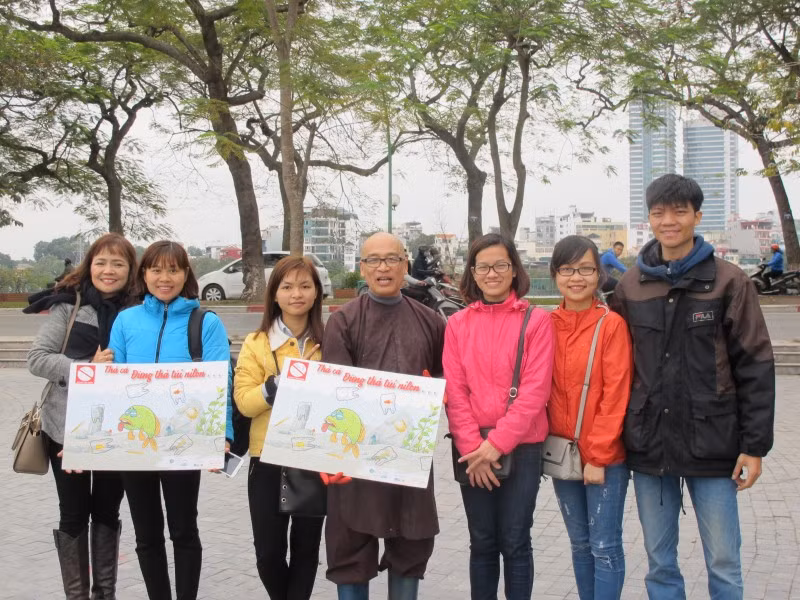 Chuyen cua nhom Ca chep va nha tu hanh trong ngay ong Tao