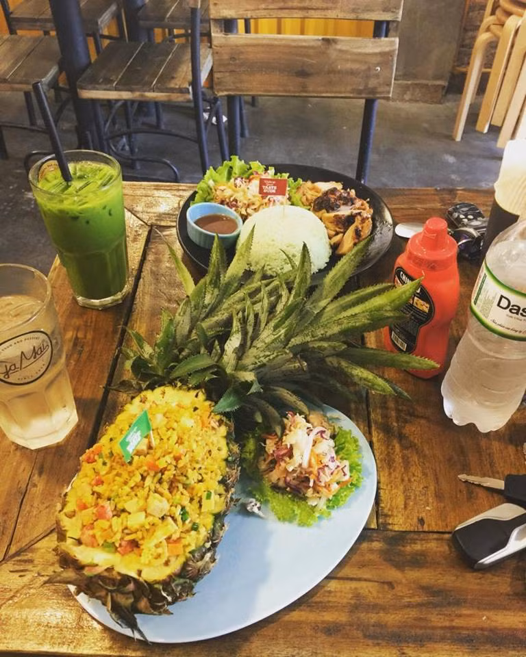 Cơm rang quả dứa chuẩn vị Thái Lan cũng là một trải nghiệm món ăn Thái tuyệt vời tại Hà Nội. Ảnh: Monngonmoingay.