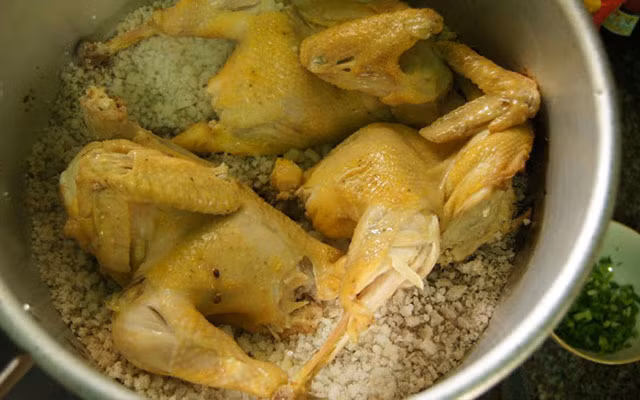 Cách thực hiện: Tỏi bóc sạch vỏ. Lót đều tỏi kín đáy nồi, làm sao để lúc cho gà vào, gà sẽ không chạm vào đáy nồi.