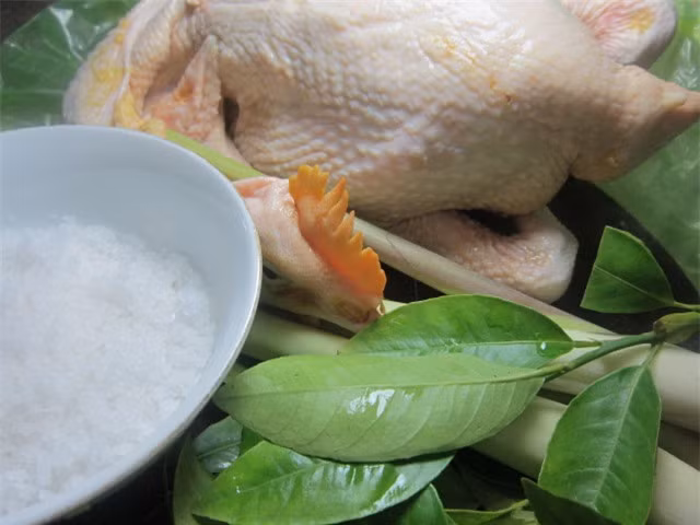 Dùng muối, sả, lá chanh, rượu để luộc gà. Với cách luộc gà này, bạn cần chuẩn bị 1 con gà, 1/2 bát ăn cơm muối, 5 - 6 củ sả, lá chanh, rượu.