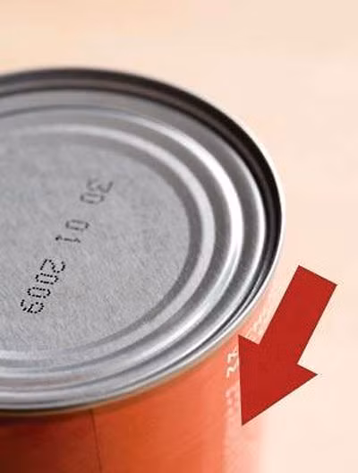 Nhét tiền vài một chiếc hộp tối màu đựng gia vị hoặc đồ ăn chế biến sẵn, niêm phong lại. Chẳng có tên trộm nào nghĩ đến tình huống này cả.