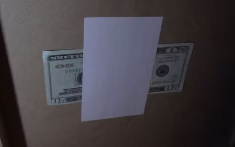 Dán một tờ giấy bằng băng dính 2 mặt dưới đáy một chiếc bàn. Giờ thì bạn có thể thoải mái giấu vài tờ tiền mệnh giá lớn dưới đó, nó vẫn an toàn cho tới khi cần dùng tới.