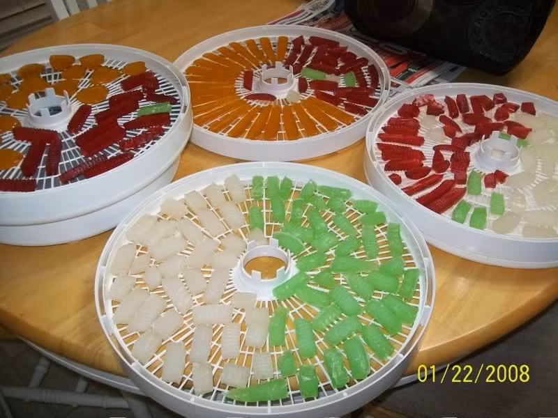 Sau đó bạn kiểm tra mứt nếu thấy mứt vẫn mềm nhũn hãy tiếp tục sấy một vài lần nữa đến khi thấy mứt rau câu khô và có đường bám quanh mứt là được.