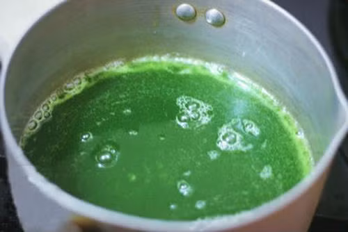  Bước 3: Ở bước này bạn hãy pha màu để tạo màu sắc bắt mắt cho món thạch. Bạn có thể dùng màu thực phẩm hoặc siro hoa quả để tạo màu.