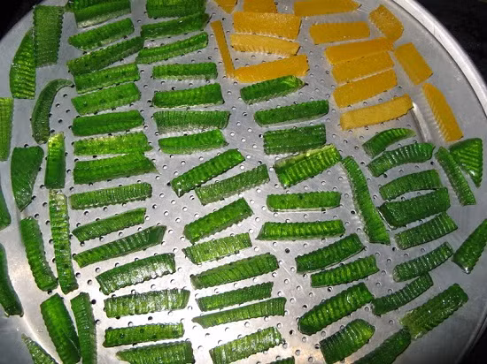  Bước 4: Khi thấy rau câu đã đông cứng dùng dao cắt thành từng miếng dài và dày như trong hình.