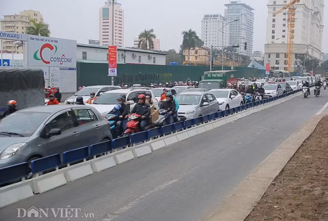 Nhiều phương tiện vô tư đi vào đường ưu tiên cho xe buýt nhanh BRT.