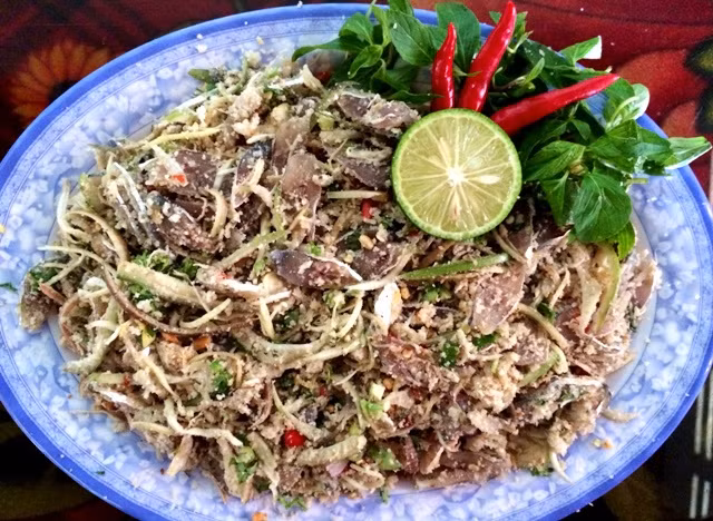 Nguy hiểm hơn cả là bạn có nguy bị bị loại giun đầu gai xâm nhập vào cơ thể và sinh ra ấu trùng trong cơ thể bạn. Ấu trùng của giun đầu gai có thể xuyên qua ruột rồi đi khắp cơ thể ký sinh vào gan, vào mắt, trong não, trong tủy sống, ở phổi, thậm chí có thể gây chết người.