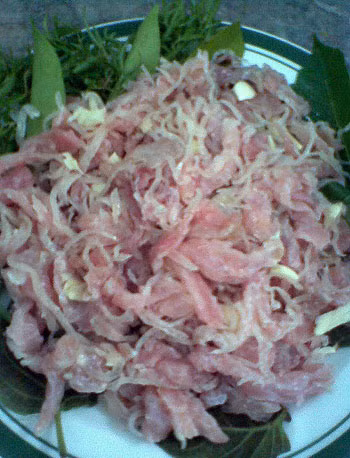 Món gỏi sống thứ 2 chính là gỏi thịt sống. 