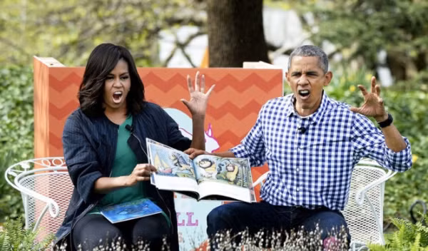 Hai vợ chồng giả làm 'quái thú' khi đọc truyện tranh.