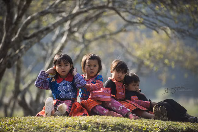 Các bé gái trong trang phục truyền thống của dân tộc Mông, trông rất hồn nhiên và đáng yêu.
